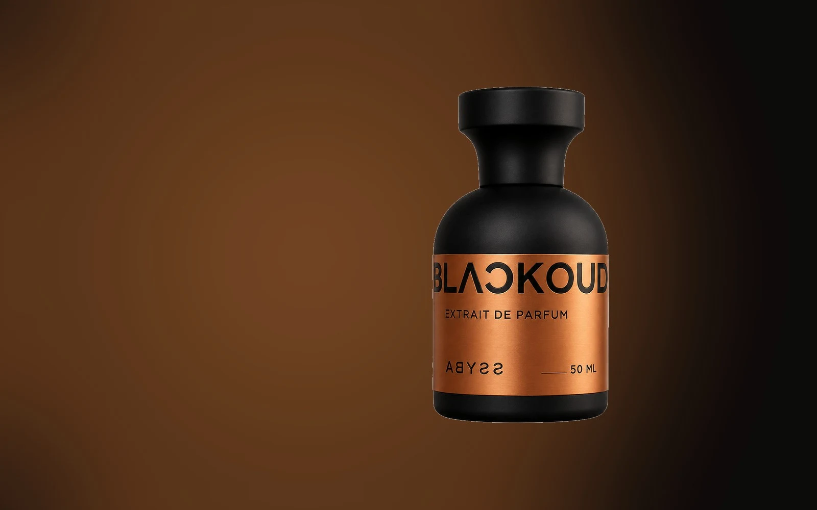 Frasco de BLACKOUD Abyss Extrait de Parfum con etiqueta cobre sobre atmósfera cálida en penumbra.